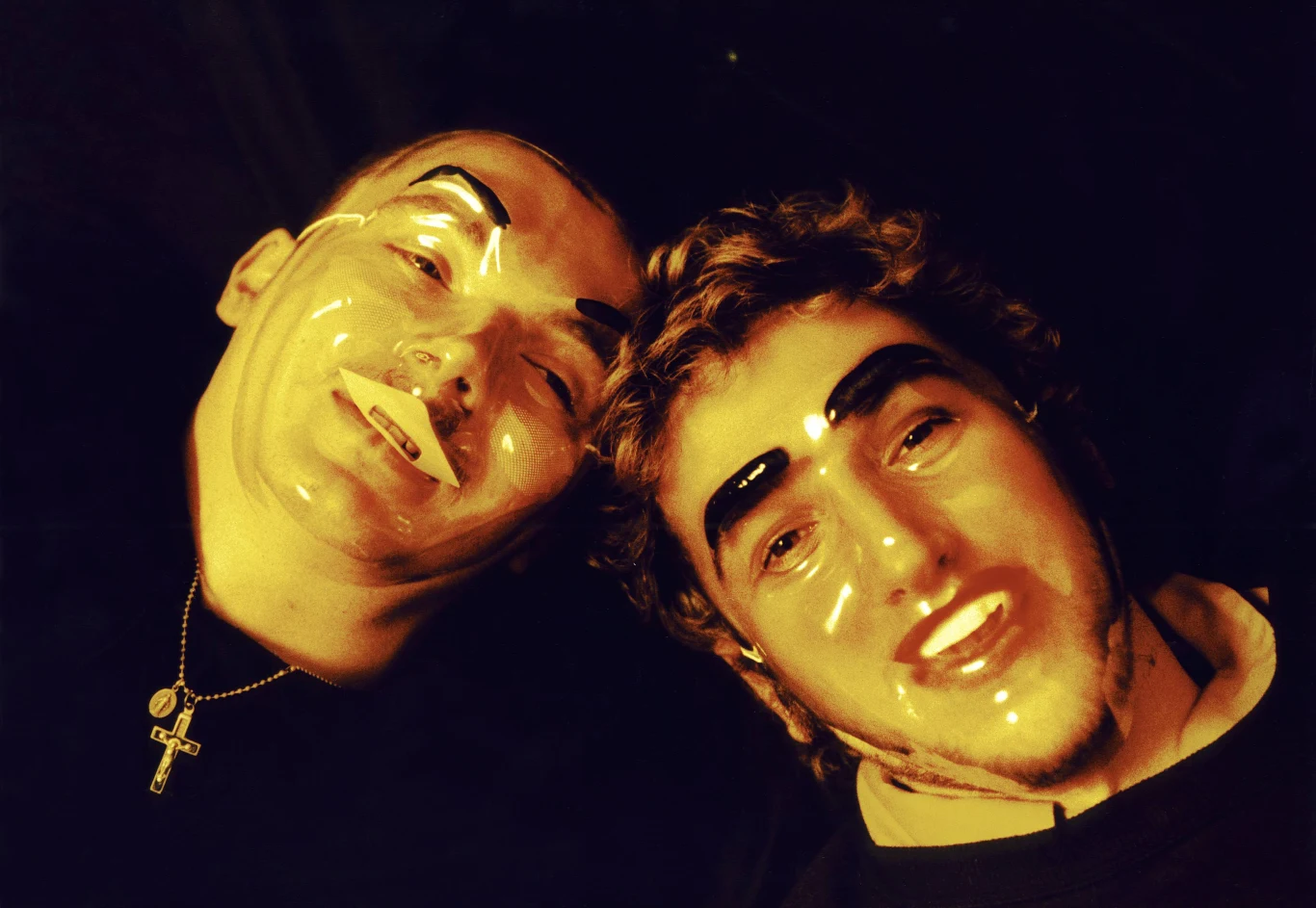 Homem-Cristo (z lewej) i Bangalter jako nastolatkowie, wspólnie z Laurentem Brancowitzem (w przyszłości członek Phoenix), założyli garażowy zespół Darlin' (inspiracją miała być piosenka "Darlin'" Beach Boys'ów). Grupa działała w latach 1992 - 1993. Swoje pierwsze nagrania grupa przesłała członkom formacji Stereolab. Ci zainteresowali się utworami i wydali je na specjalnej kompilacji "Shimmies In Super 8". Kompilacja nie spotkała się ze zbyt ciepłym przyjęciem, a utwory Darlin' Dave Jennings z magazynu "Melody Make" nazwał "durnym punkowym łomotem" (chociaż mówi się również, że zespół nazwano po prostu "bandą głupich gnojków"). Właśnie ta recenzja zainspirowała Francuzów do nazwania swojego kolejnego projektu Daft Punk.