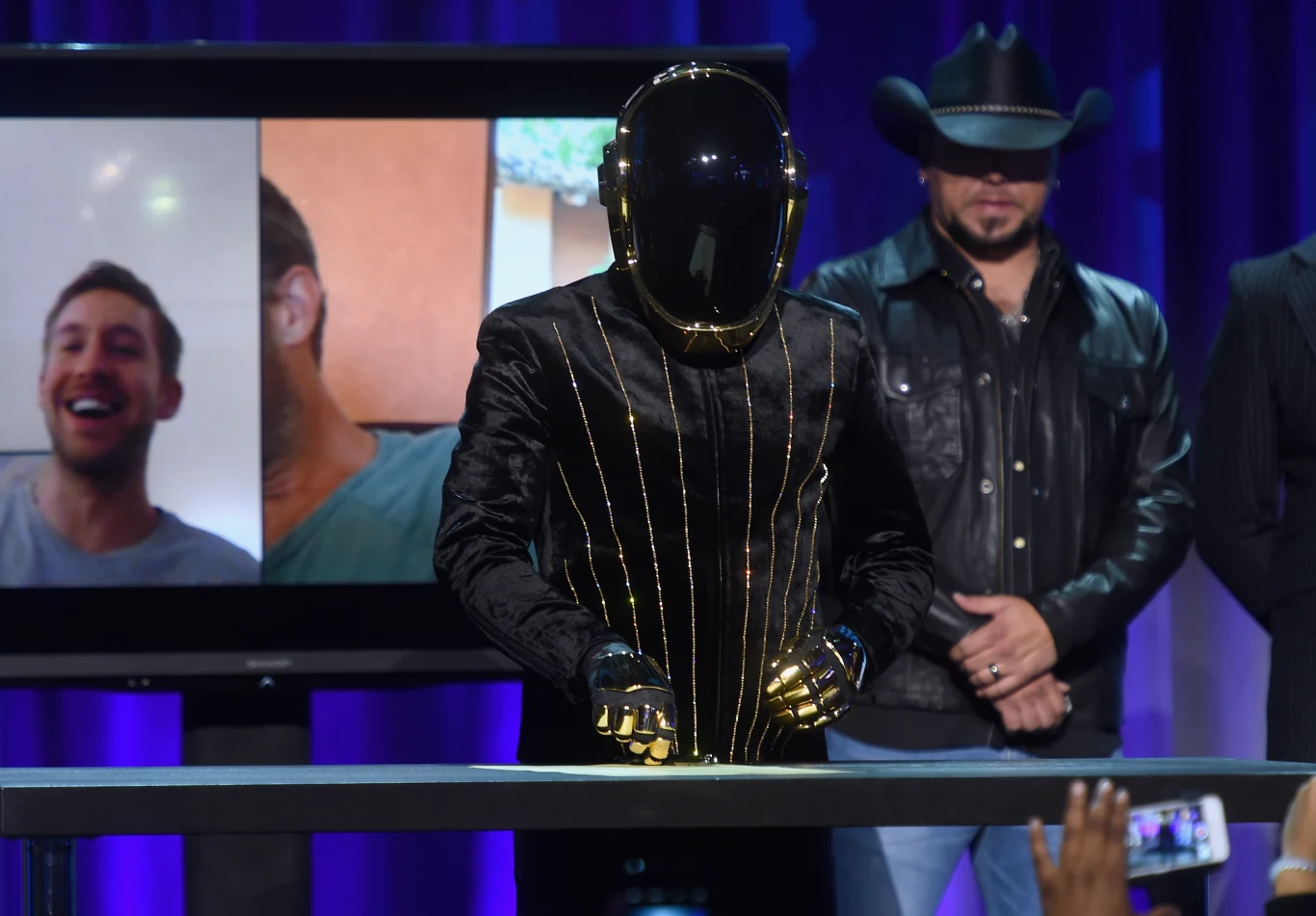 Mimo wielkiej popularności piosenka nie dotarła na pierwsze miejsce listy Billboard Hot 100. Ta sztuka duetowi udała się dopiero w wyniku współpracy z The Weekndem. Wyprodukowany dla niego "Starboy" zdobył serca słuchaczy w 2016 roku. 