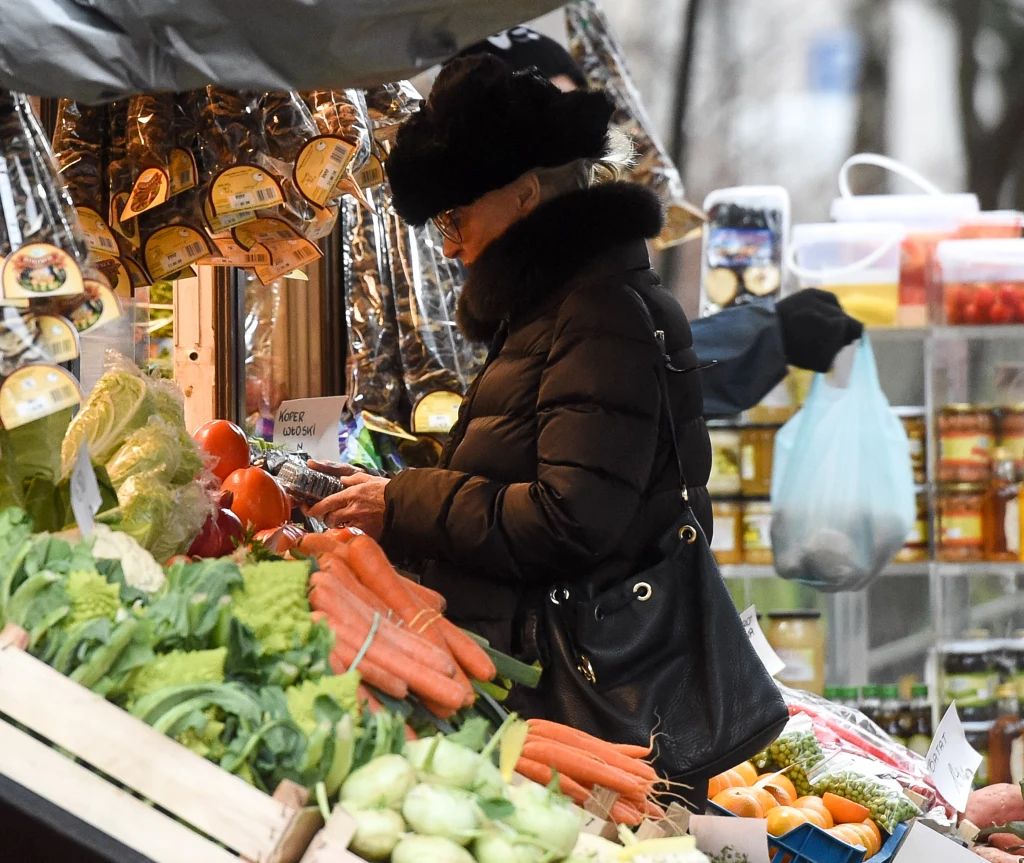 Beata Tyszkiewicz robi zakupy na bazarku Beata Tyszkiewicz robi zakupy na bazarku