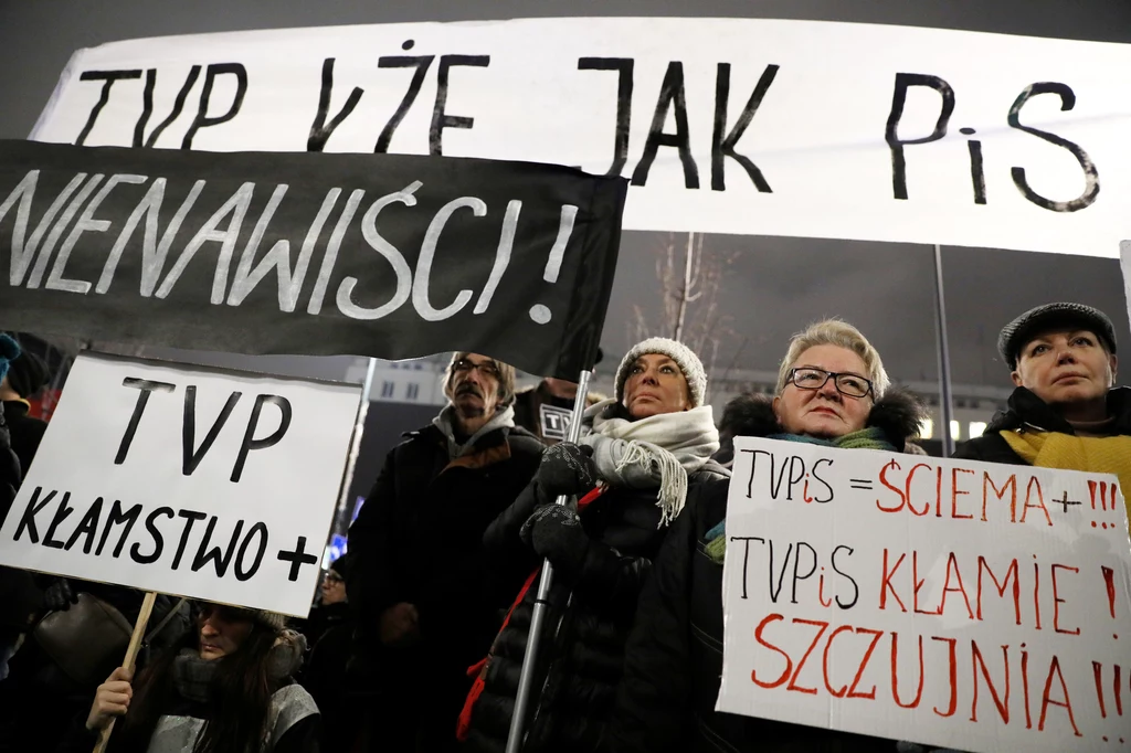 Protest przed siedzibą TVP Info (zdjęcie z 16 stycznia 2019) Protest przed siedzibą TVP Info (zdjęcie z 16 stycznia 2019)