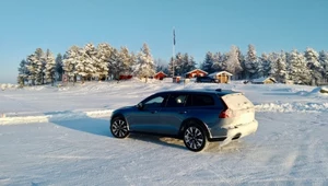 ​Volvo V60 po śniegu i lodzie zamarzniętej Zatoki Botnickiej 