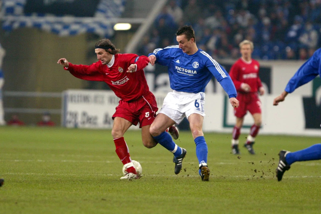 Kamil Kosowski w starciu z Tomaszem Hajtą z Schalke, W grudniu 2002 r. Wisła sensacyjnie wygrała na wyjeździe z silną ekipą z Bundesligi 4-1. Kamil Kosowski w starciu z Tomaszem Hajtą z Schalke, W grudniu 2002 r. Wisła sensacyjnie wygrała na wyjeździe z silną ekipą z Bundesligi 4-1.