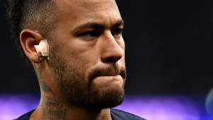 Neymar jest teraz kontuzjowany. Na boisko powinien wrócić w kwietniu.