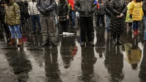 Coraz mniejsze zaufanie do władz i instytucji, zwłaszcza wśród osób o niższych dochodach - to trend globalny