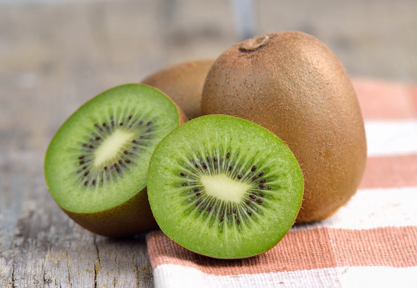 Codzienne spożywanie kiwi wpłynie nie tylko na nasze zdrowie, ale i urodę 