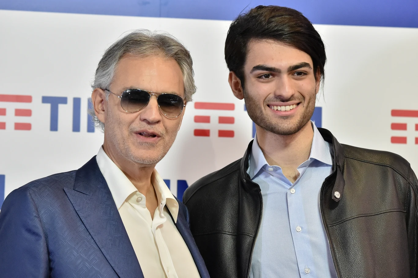 21-letni Matteo razem z ojcem zaśpiewał utwór "Fall On Me", który stał się jednym z przebojów z ostatniej płyty tenora - "Si".