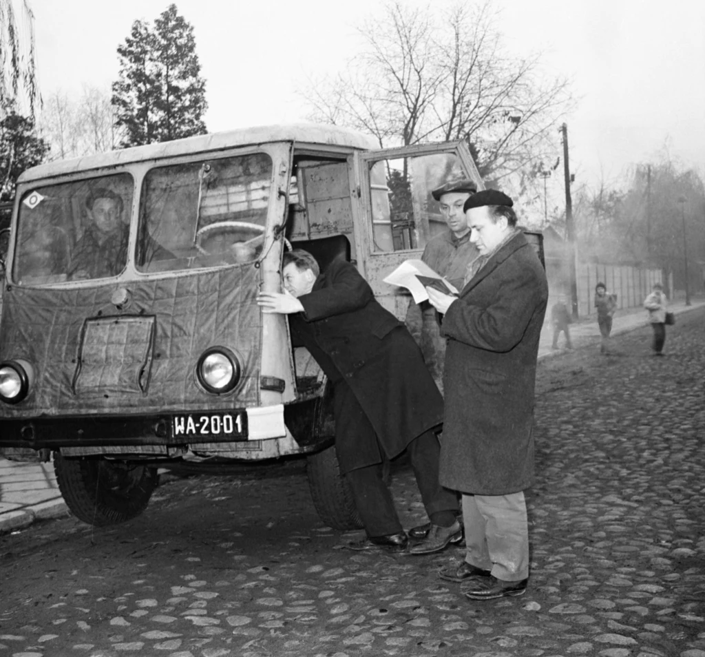 Funkcjonariusze ORMO sprawdzają dokumenty kierowcy ciężarówki. Warszawa, lata 60.