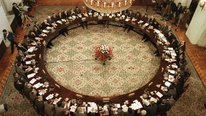 Obrady okrągłego stołu. Zdjęcie z 1989 roku