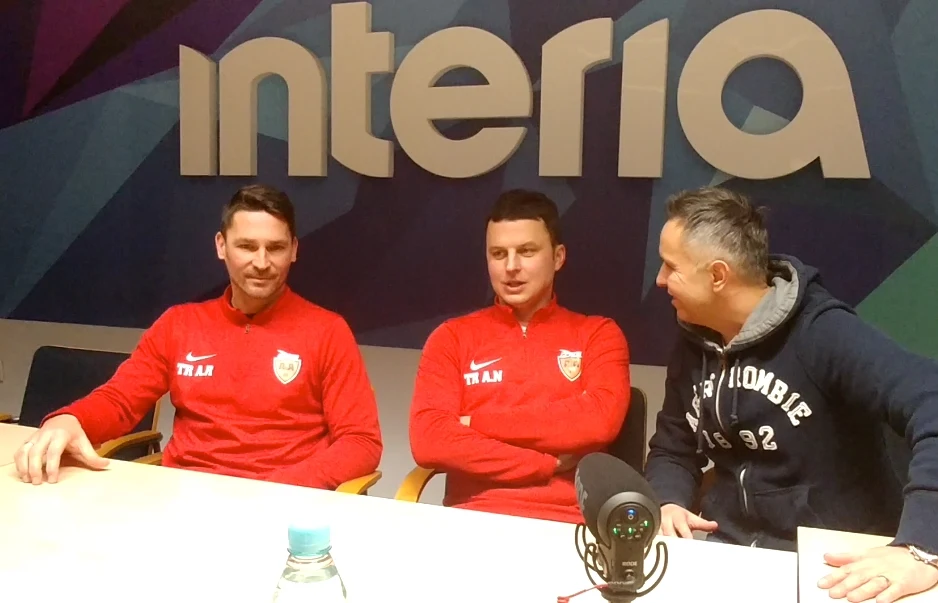 Arkadiusz Radomski, Andrzej Niedzielan i Roman Kołtoń w rozmowie o szkoleniu piłkarzy. Arkadiusz Radomski, Andrzej Niedzielan i Roman Kołtoń w rozmowie o szkoleniu piłkarzy.