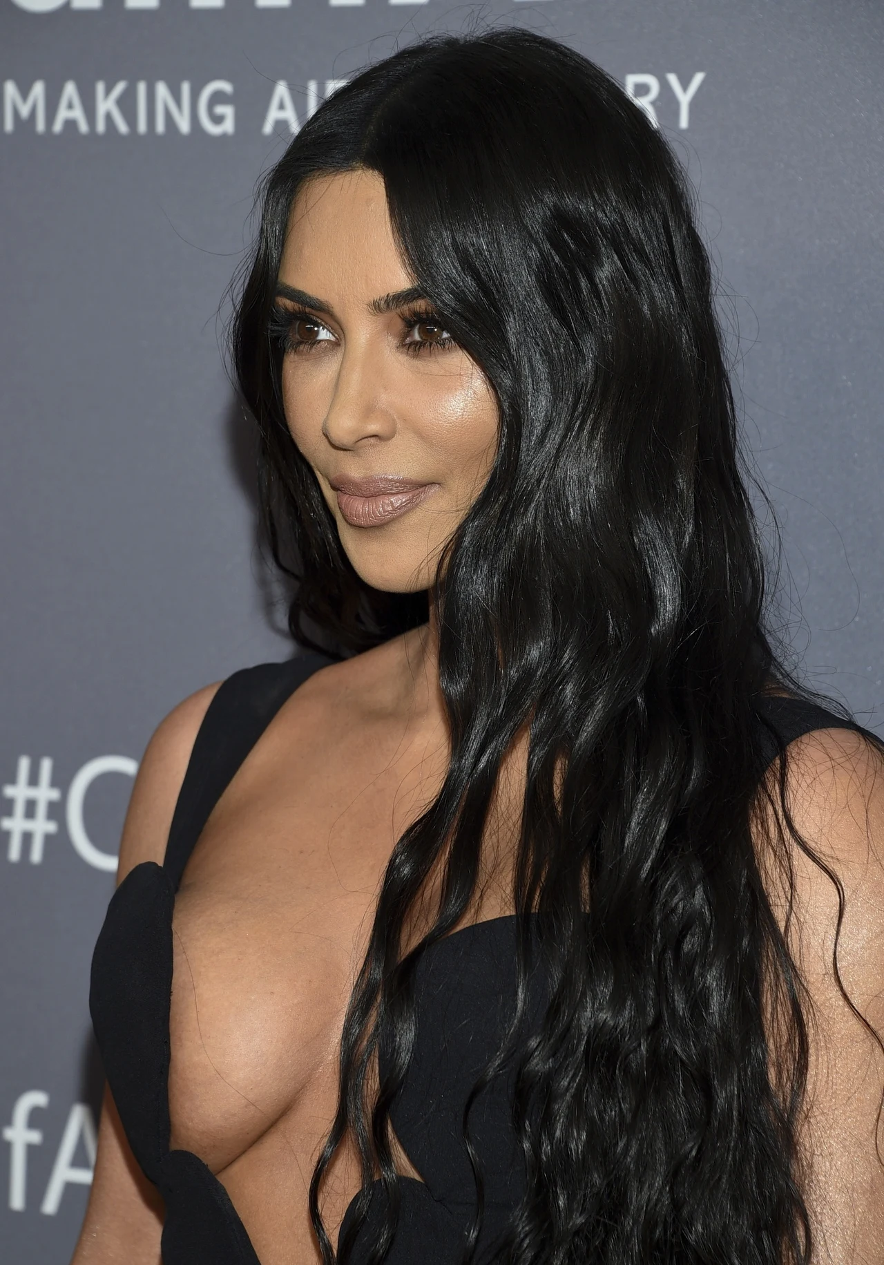 Kim Kardashian na gali amfAr
