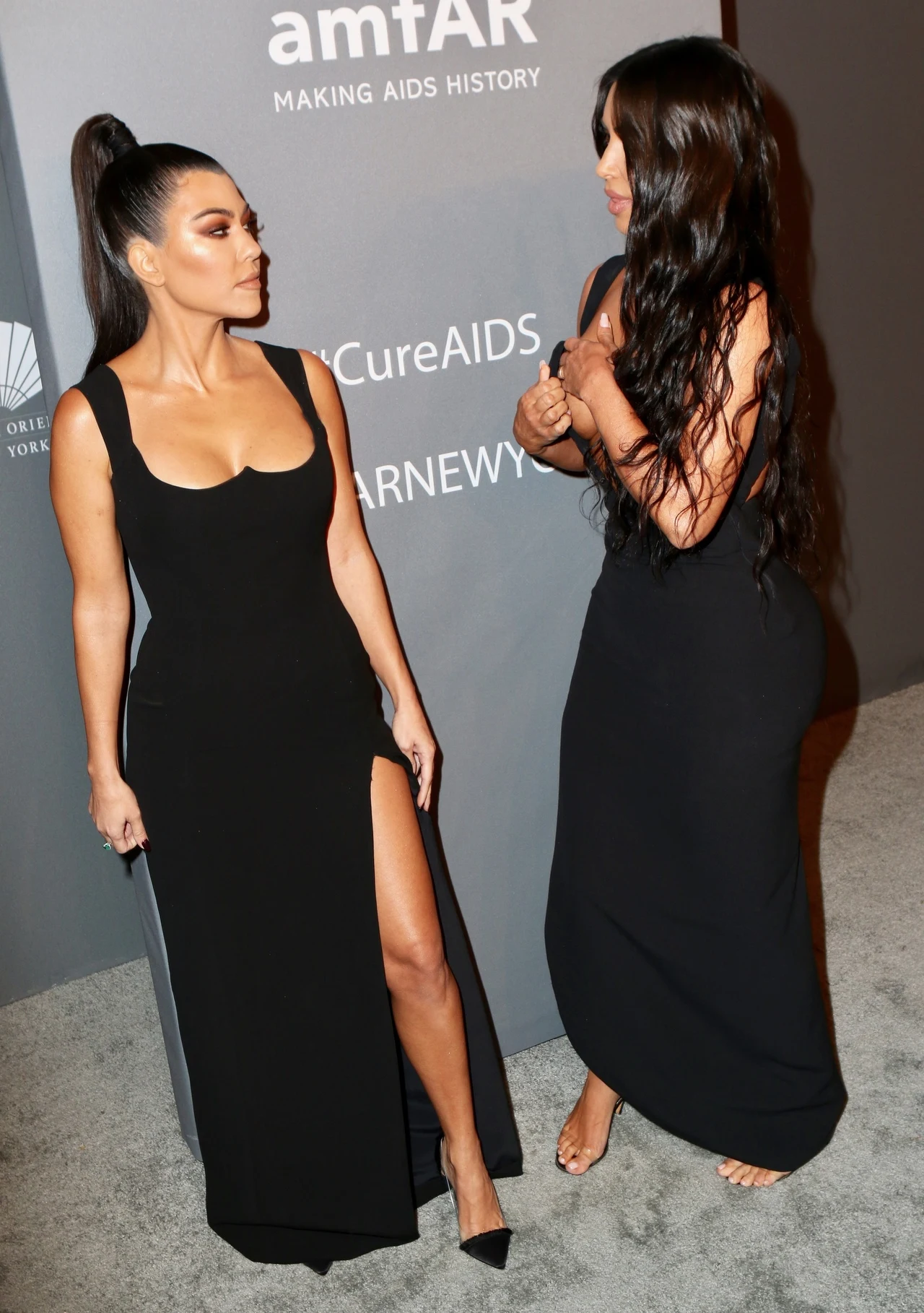 Kim Kardashian przed wejściem na ściankę poprawiła sukienkę