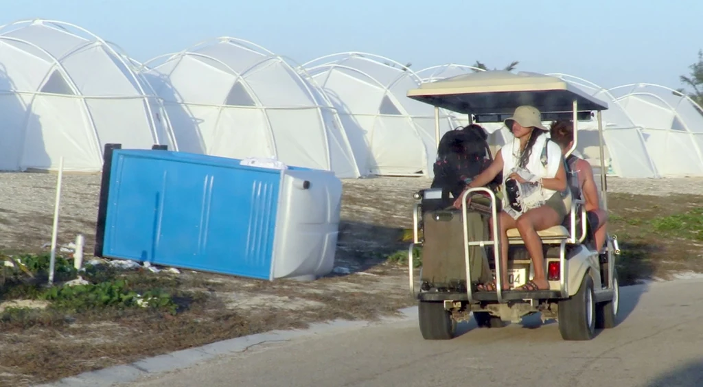 Teren pola namiotowego na Fyre Festival