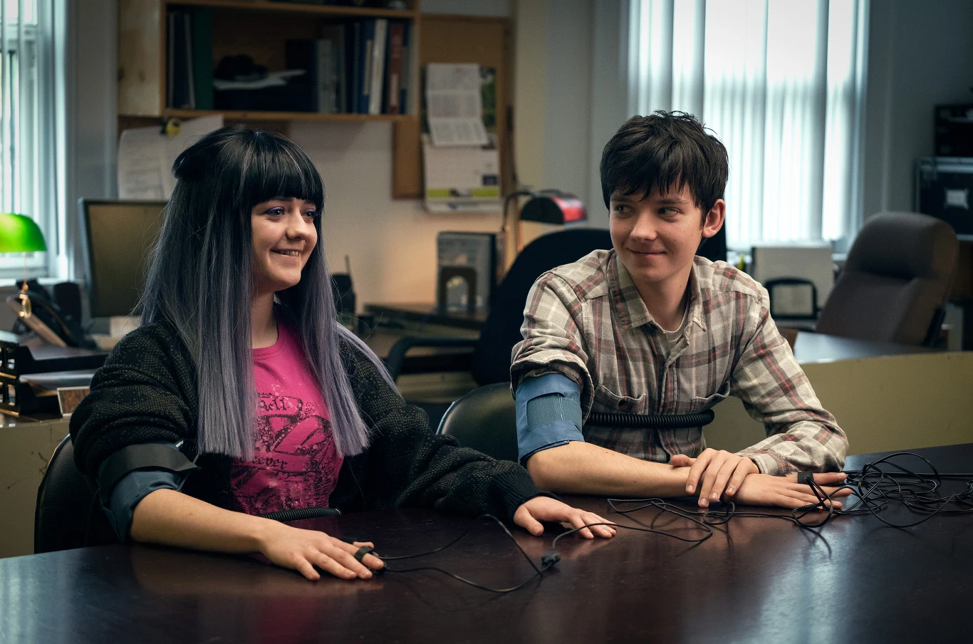 Maisie Williams i Asa Butterfield w scenie z filmu "Kiedy się pojawiłaś" Maisie Williams i Asa Butterfield w scenie z filmu "Kiedy się pojawiłaś"