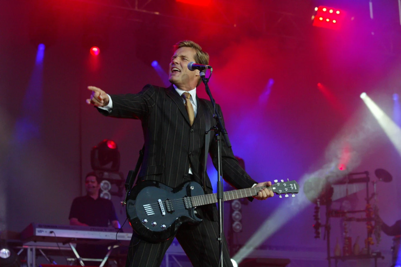 Dieter Bohlen był trzykrotnie żonaty. Z drugą żoną Veroną Pooth rozwiódł się zaledwie po miesiącu (1996). Z kolei jego trzecia żona Estefania Kuester (2001-2006) była od niego 25 lat młodsza. Od 2006 r. jest w związku z Fatmą Cariną Walz, z którą ma dwójkę dzieci. W sumie Dieter Bohlen doczekał się szóstki potomstwa. 