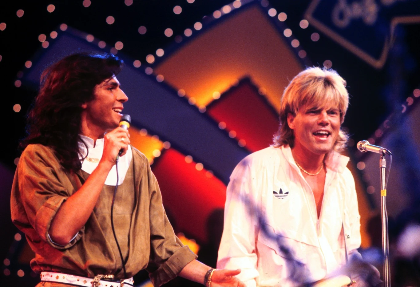 Modern Talking był zespołem, który w latach 80. królował na dyskotekowych parkietach, a ich przeboje plasowały się na najwyższych miejscach list przebojów. Współtworzący grupę Thomas Anders znany był z bardzo charakterystycznej wysokiej barwy głosu, w dużej mierze dzięki temu zespół stał się sławny. Jednak za tym sukcesem kryło się coś więcej niż ciekawy wokal - równie ważne były kultowe teksty tworzone przez wokalistę i gitarzystę Dietera Bohlena. 