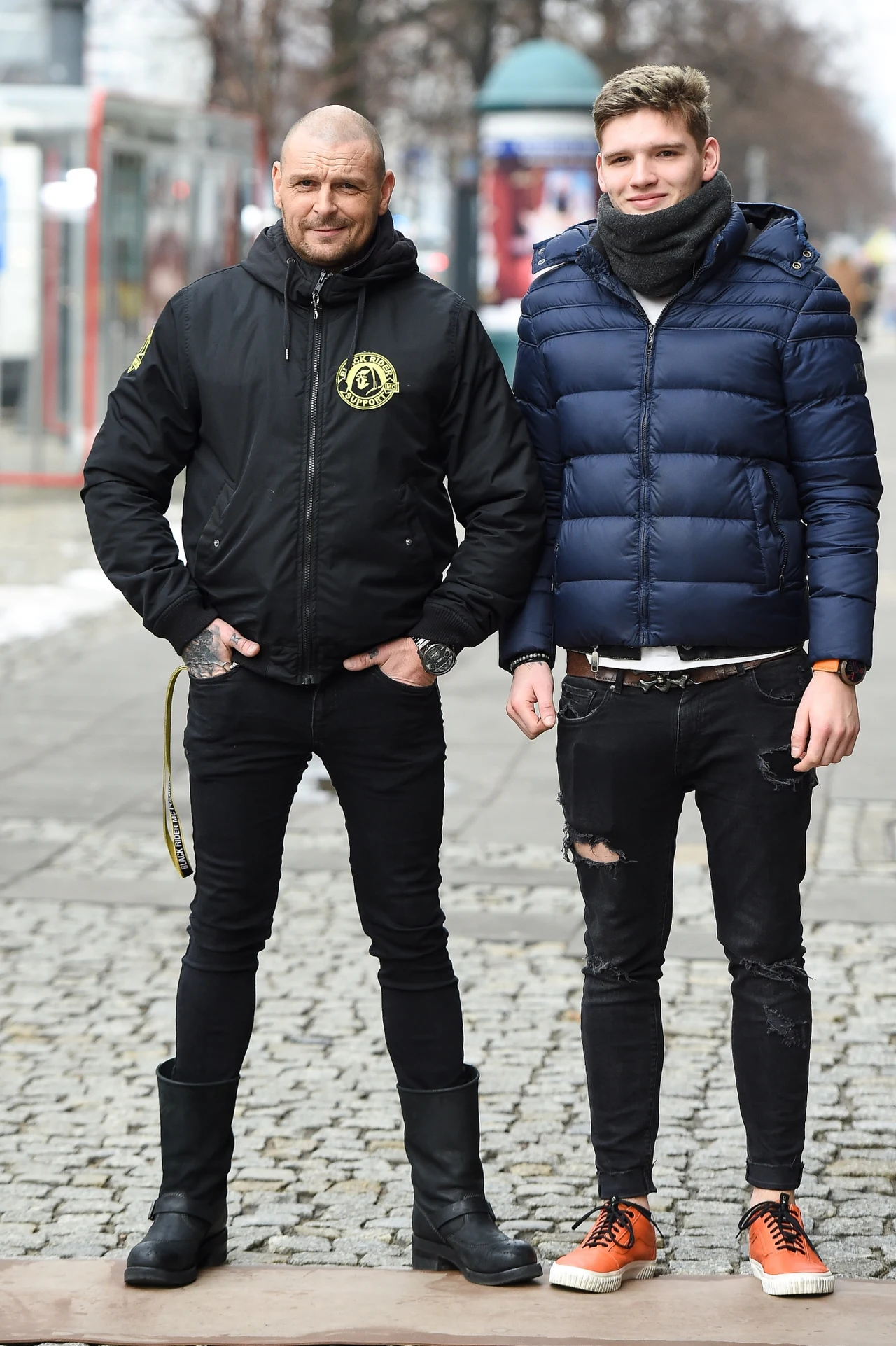 Piotr "Gulczas" Gulczyński pozuje z synem przed studiem "DDTVN" Piotr "Gulczas" Gulczyński pozuje z synem przed studiem "DDTVN"