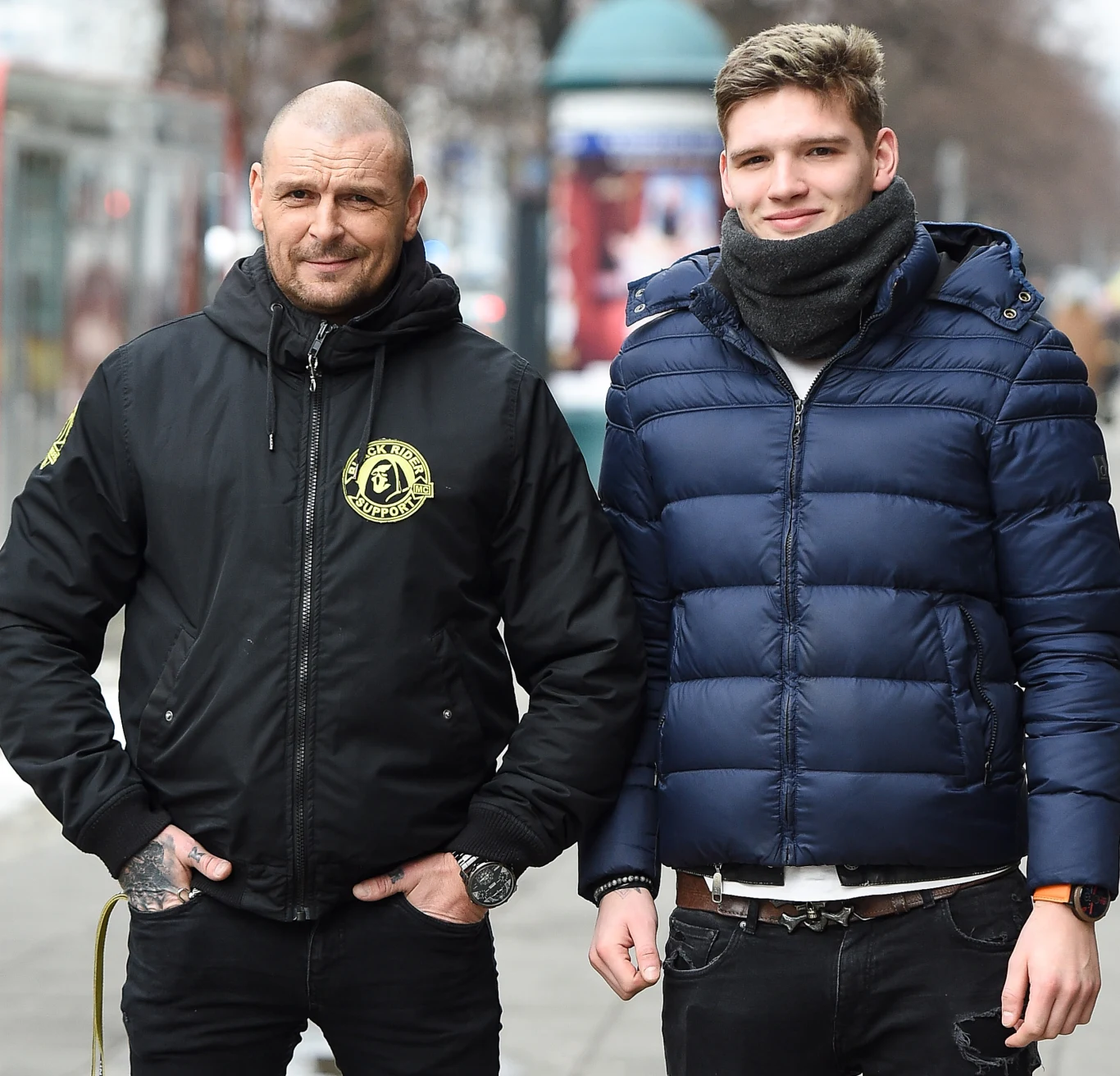 Piotr "Gulczas" Gulczyński pozuje z synem przed "DDTVN" Piotr "Gulczas" Gulczyński pozuje z synem przed "DDTVN"