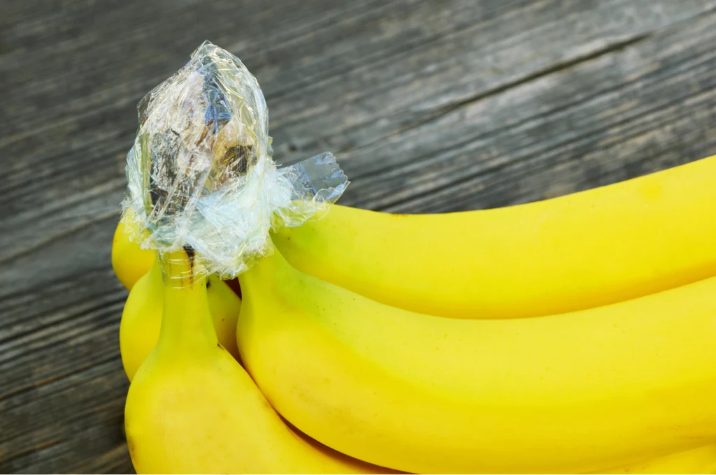 Warto owinąć ogonki bananów folią spożywczą 