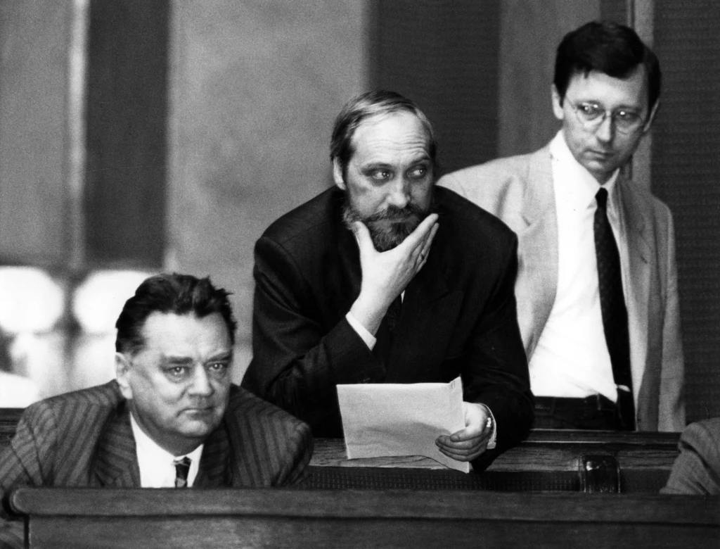 W 1980 r. doradzał Solidarności i Lechowi Wałęsie. Jako członek Komitetu Obywatelskiego przy Lechu Wałęsie uczestniczył w rozmowach Okrągłego Stołu. Był pełnomocnikiem rodziny ks. Jerzego Popiełuszki podczas procesu jego zabójców z SB. Na zdjęciu od lewej: Jan Olszewski, Antoni Macierewicz i Jan Parys W 1980 r. doradzał Solidarności i Lechowi Wałęsie. Jako członek Komitetu Obywatelskiego przy Lechu Wałęsie uczestniczył w rozmowach Okrągłego Stołu. Był pełnomocnikiem rodziny ks. Jerzego Popiełuszki podczas procesu jego zabójców z SB. Na zdjęciu od lewej: Jan Olszewski, Antoni Macierewicz i Jan Parys