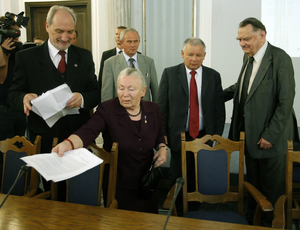 Zwieńczeniem kariery politycznej Olszewskiego była funkcja szefa rządu. W 1991 roku Wałęsa powołał go na premiera, a 23 grudnia 1991 jego rząd otrzymał wotum zaufania od Sejmu - pierwszego po wojnie wybranego w pełni wolnych wyborach. Zwieńczeniem kariery politycznej Olszewskiego była funkcja szefa rządu. W 1991 roku Wałęsa powołał go na premiera, a 23 grudnia 1991 jego rząd otrzymał wotum zaufania od Sejmu - pierwszego po wojnie wybranego w pełni wolnych wyborach.