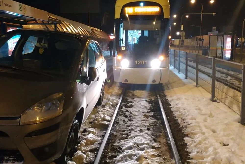 Kierowca utknął i zablokował ruch tramwajów