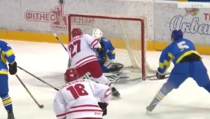 Filip Komorski w ataku na bramkę Ukrainy; źródło: xsport.ua/