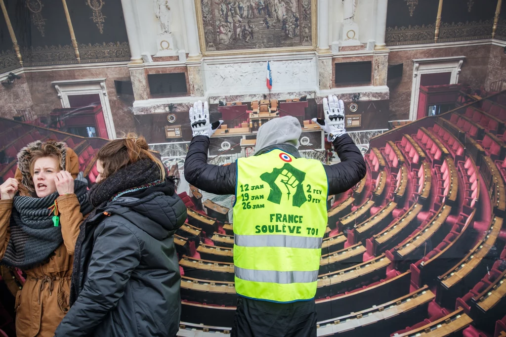 Uczestnicy demonstracji "żółtych kamizelek" próbowali sforsować ogrodzenie budynku Zgromadzenia Narodowego Uczestnicy demonstracji "żółtych kamizelek" próbowali sforsować ogrodzenie budynku Zgromadzenia Narodowego