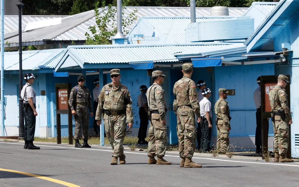 Żołnierze USA i Korei Południowej w strefie zdemilitaryzowanej na Półwyspie Koreańskim Żołnierze USA i Korei Południowej w strefie zdemilitaryzowanej na Półwyspie Koreańskim