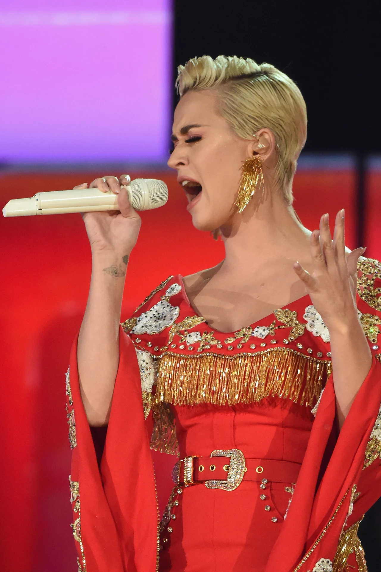 Katy Perry na scenie zaprezentowała już inną kreację Katy Perry na scenie zaprezentowała już inną kreację