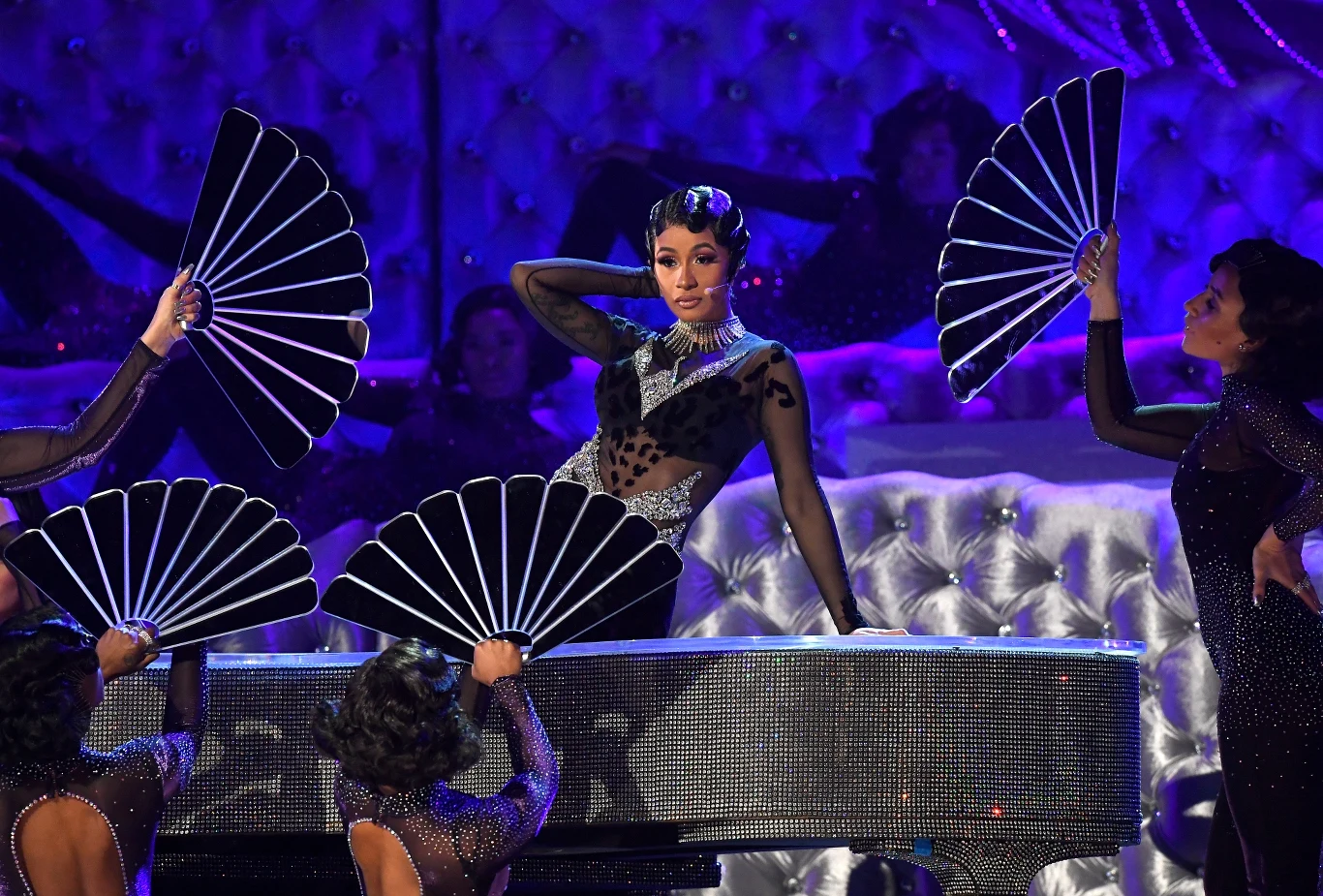 Cardi B jak zwykle dała popis podczas swojego występu. Raperka otrzymała Grammy za najlepszy album rap: "Invasion of Privacy". Cardi B jak zwykle dała popis podczas swojego występu. Raperka otrzymała Grammy za najlepszy album rap: "Invasion of Privacy".