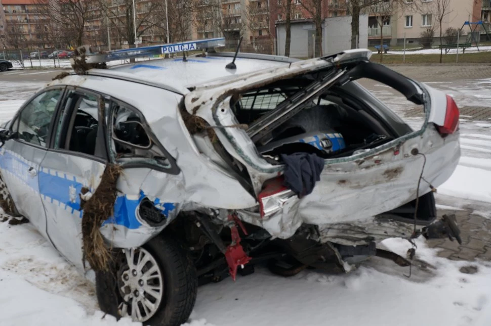 W wypadku ranni zostali dwaj policjanci