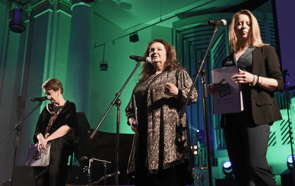 Anna Dymna i inni podczas koncertu