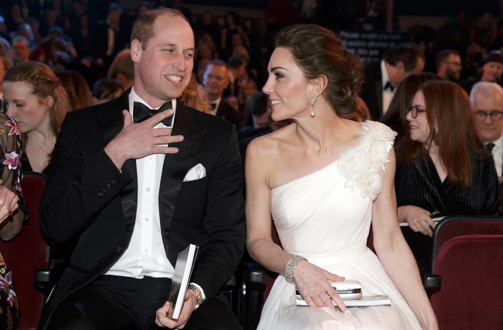 Kate zaprezentowała się w wytwornej, w białej sukni projektu Alexandra McQueena