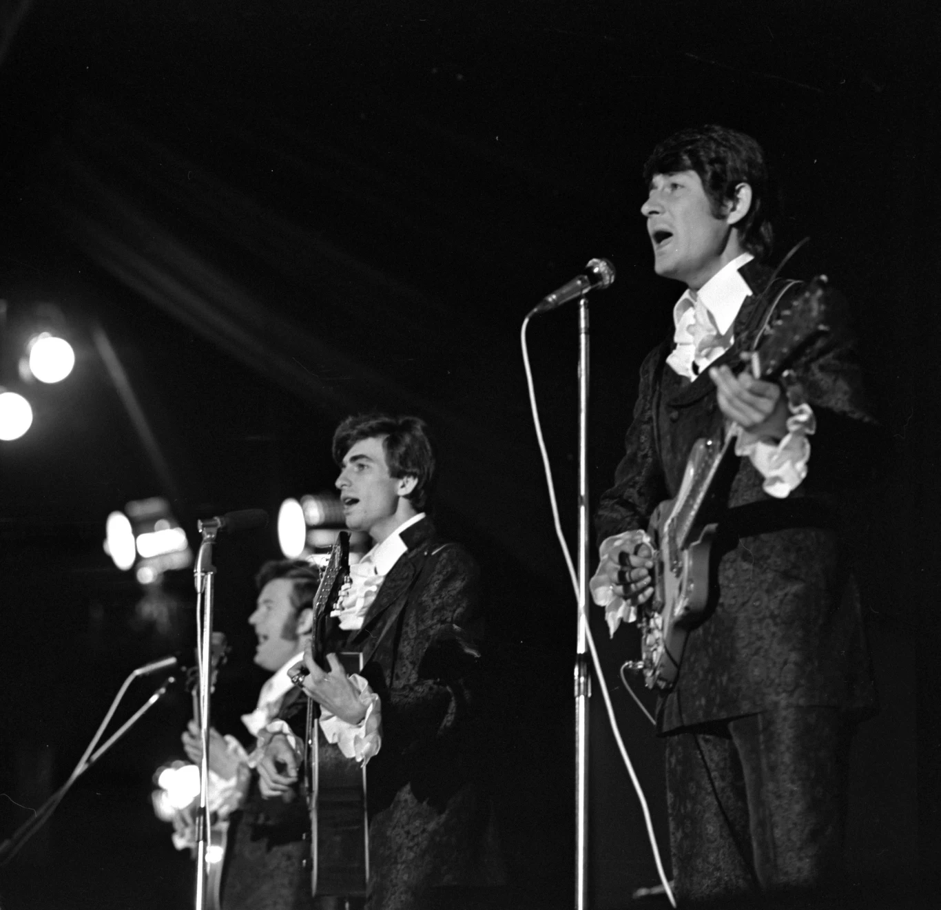 VII Krajowy Festiwal Piosenki Polskiej w Opolu. Zespół Czerwone Gitary., Od prawej: Krzysztof Klenczon, Seweryn Krajewski VII Krajowy Festiwal Piosenki Polskiej w Opolu. Zespół Czerwone Gitary., Od prawej: Krzysztof Klenczon, Seweryn Krajewski