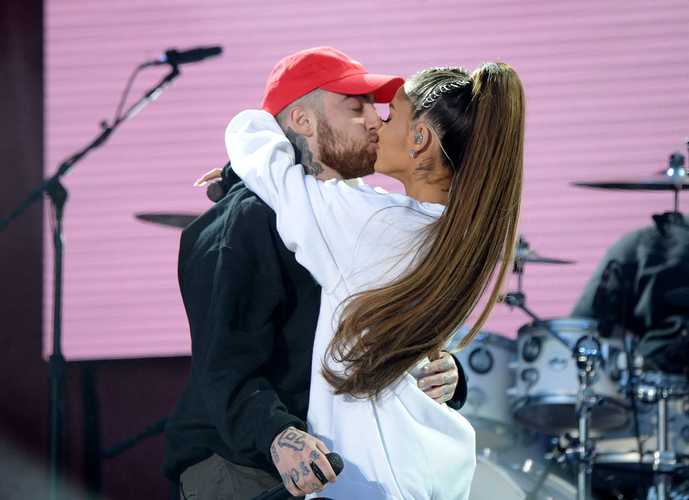 Mac Miller i Ariana Grande złączeni miłosnym pocałunkiem w czerwcu 2017 r. Mac Miller i Ariana Grande złączeni miłosnym pocałunkiem w czerwcu 2017 r.