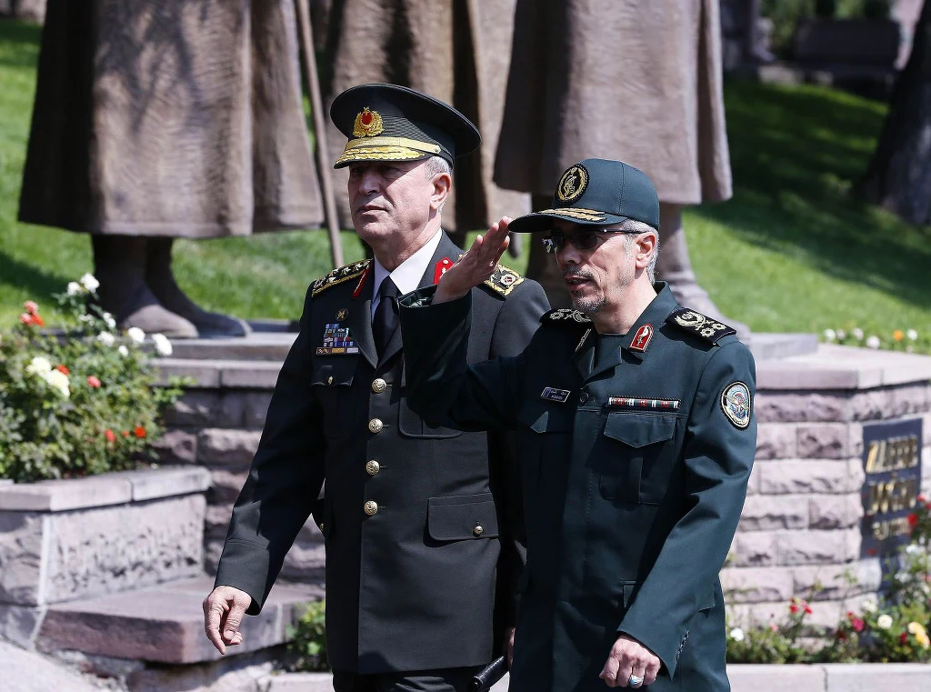 Mohammad Bagheri (na zdj. po prawej) i turecki minister obrony Hulusi Akar Mohammad Bagheri (na zdj. po prawej) i turecki minister obrony Hulusi Akar