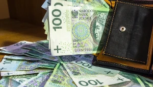 ​Szukają pomocników śmieciarzy do pracy. Płacą minimum 15 tys. zł miesięcznie