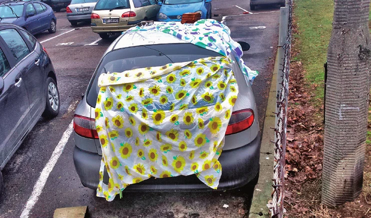 Zwykła tkanina chłonie wodę. Okrywanie nią samochodu może istotnie przyspieszyć proces korozji nadwozia.