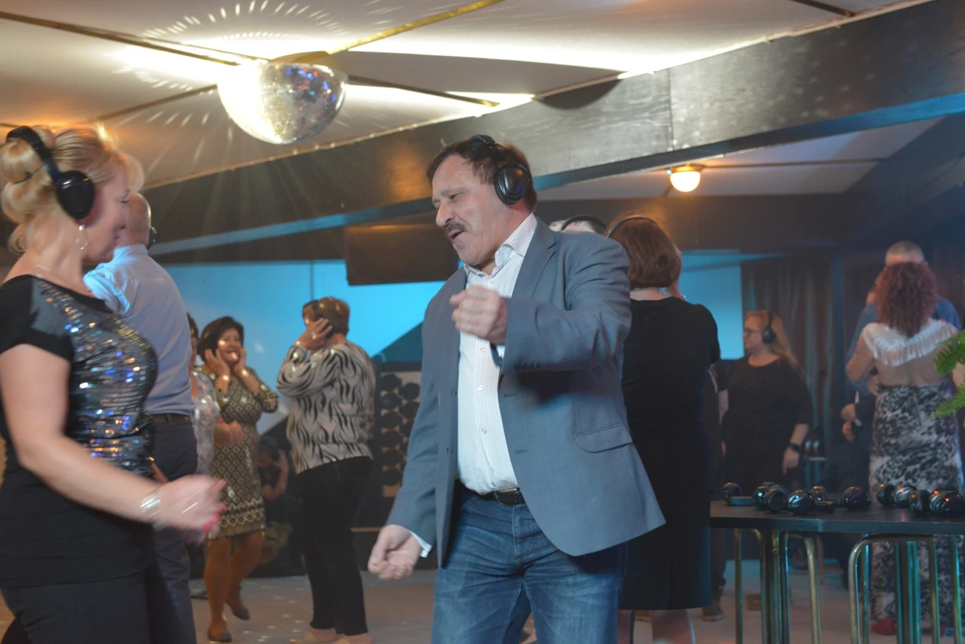 Potem kuracjusze mogli szaleć w rytmie latynoskich przebojów podczas silent disco. Na zdjęciu Ryszard
