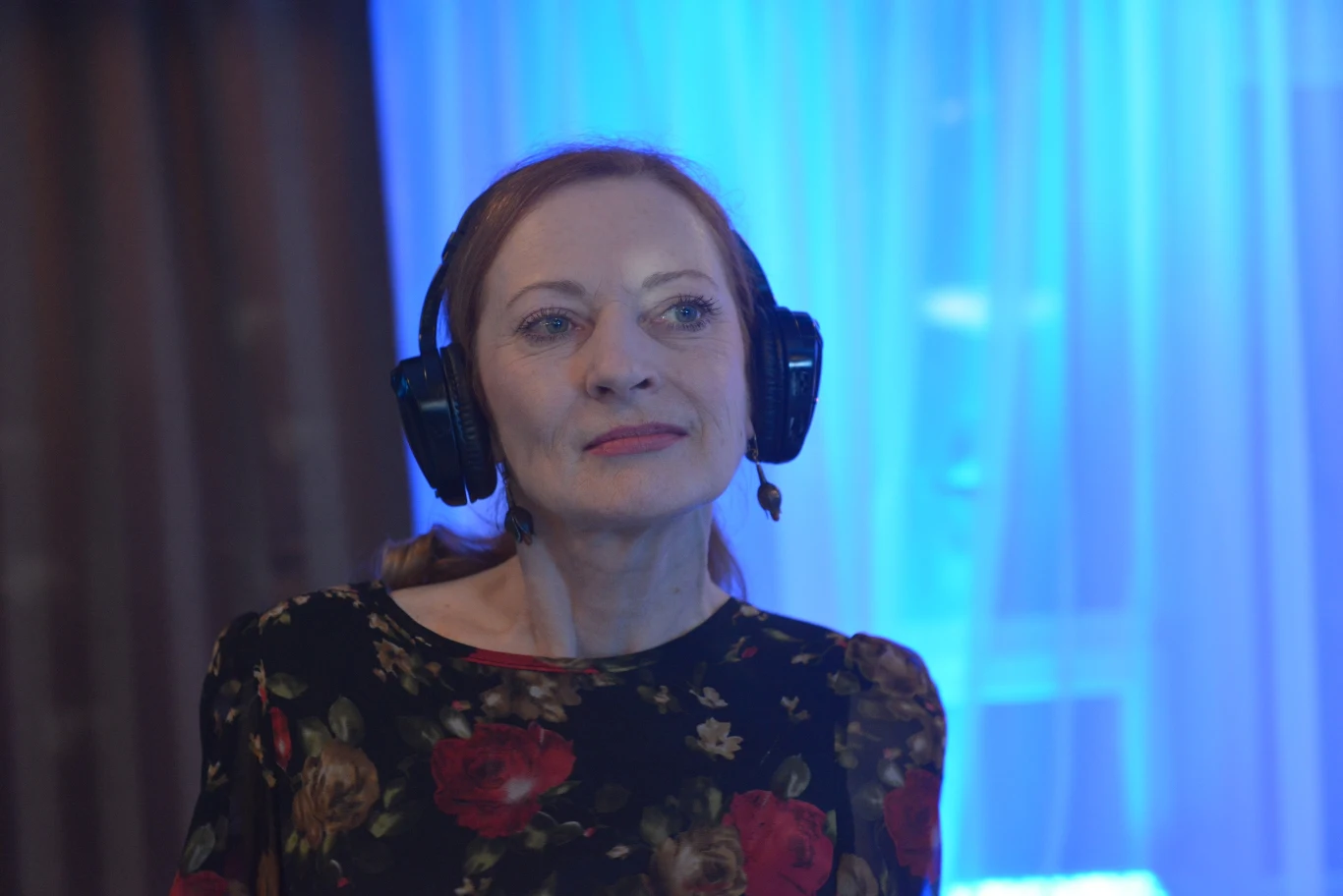 Zasłuchana Teresa podczas silent disco