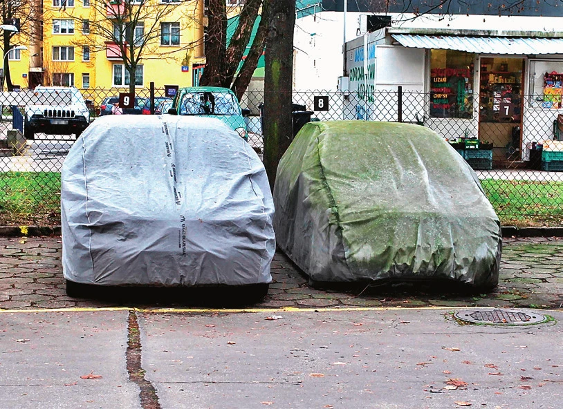 Zaniedbana, porośnięta glonami i mchem plandeka również akumuluje wilgoć, co szkodzi karoserii. 