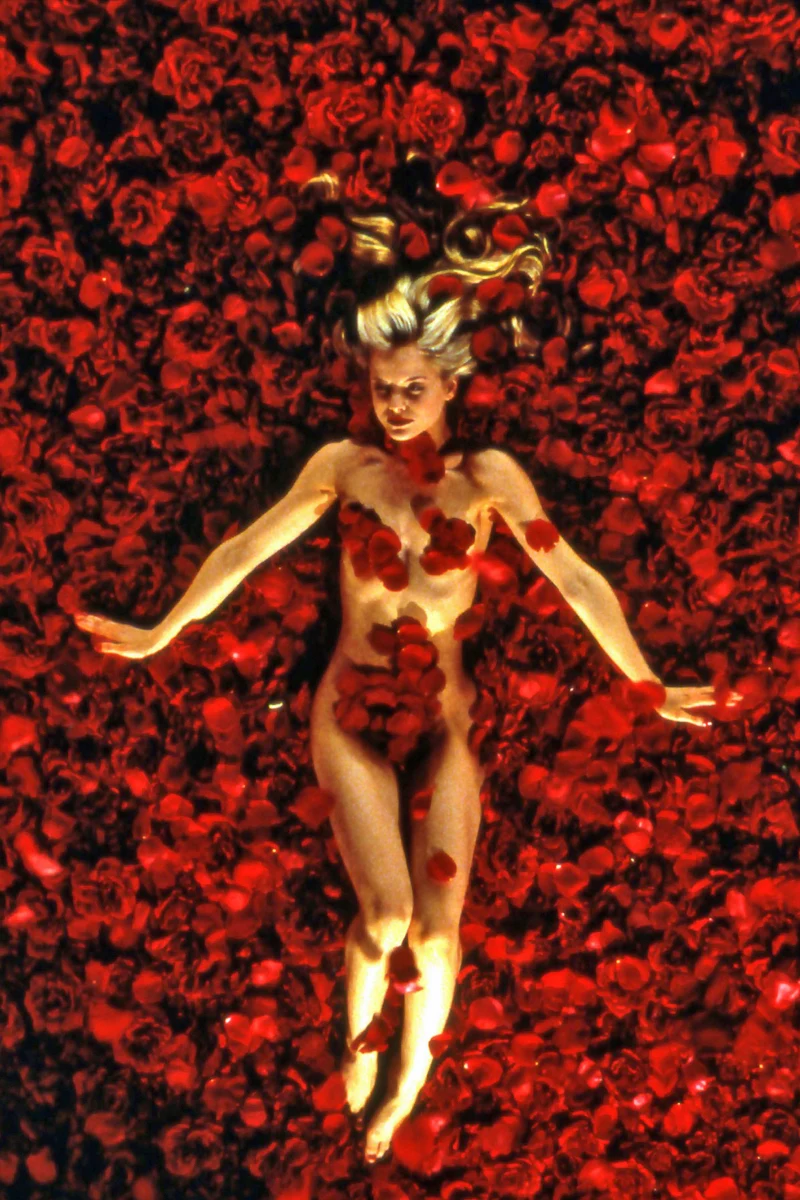 Mena Suvari w jednej z najsłynniejszych scen w historii kina Mena Suvari w jednej z najsłynniejszych scen w historii kina