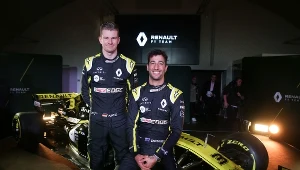 Nico Huelkenberg i Daniel Ricciardo na tle samochodu