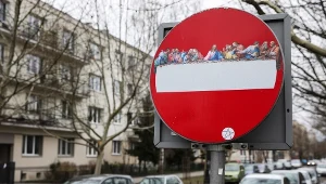 "Ostatnia wieczerza" na znaku zakazu wjazdu na skrzyżowaniu ulic Narbutta i Kieleckiej 