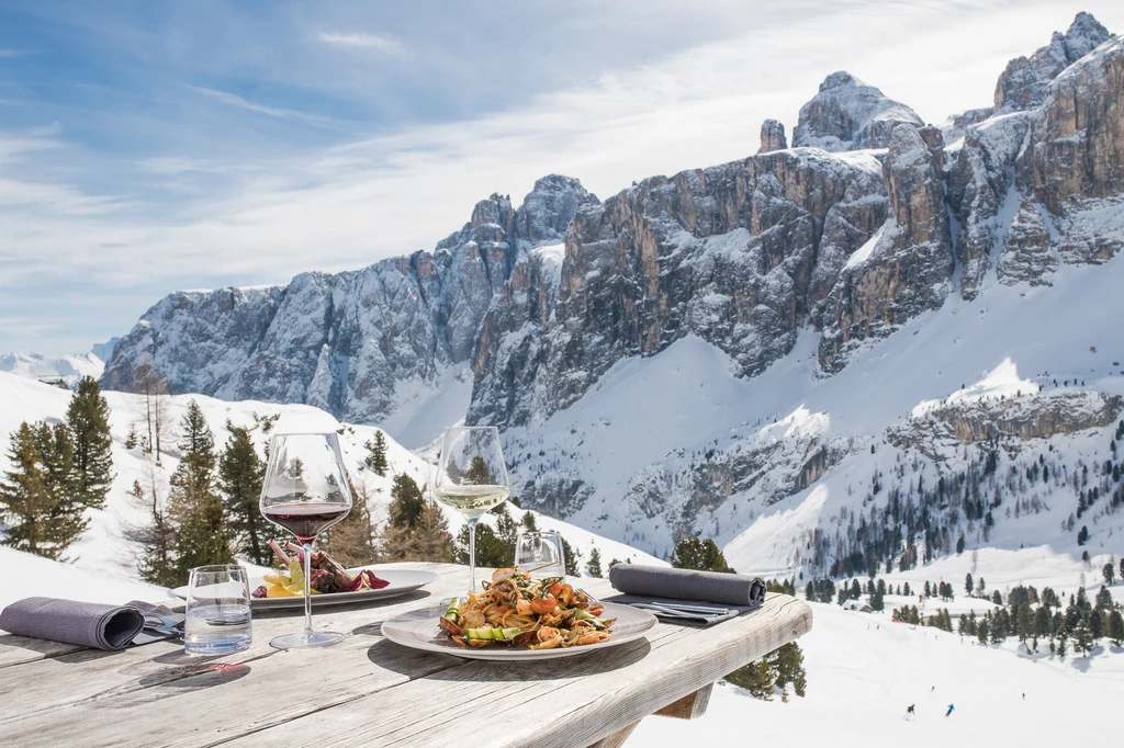 Lunch na stoku okraszony wykwintnym winem i widokami Dolomitów. Fot. Armin Terzer 