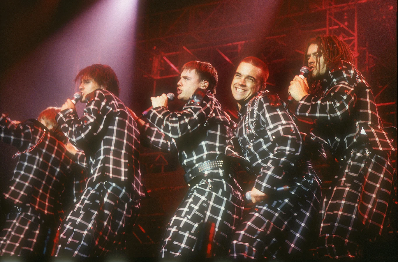 Jako dziecko szybko ujawnił artystyczne zdolności. Jego życie diametralnie się zmieniło w 1990 roku, kiedy zgłosił się na przesłuchania do Take That - grupy, która stała się najsłynniejszą popową formacją w Wielkiej Brytanii na początku lat 90. Jako dziecko szybko ujawnił artystyczne zdolności. Jego życie diametralnie się zmieniło w 1990 roku, kiedy zgłosił się na przesłuchania do Take That - grupy, która stała się najsłynniejszą popową formacją w Wielkiej Brytanii na początku lat 90.