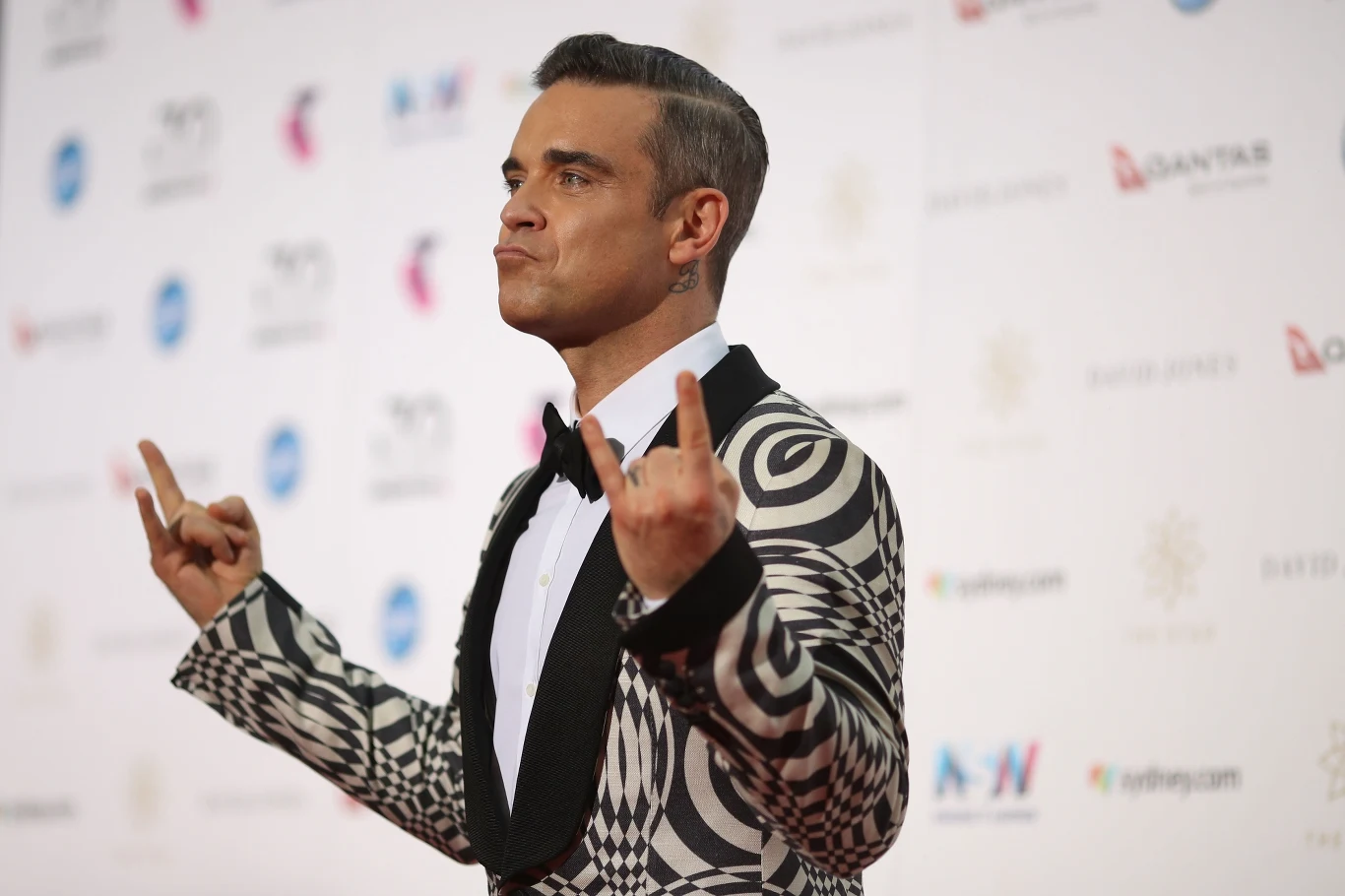 Robbie Williams sprzedał na świecie ponad 77 milionów płyt. Po tym, jak w ciągu jednego dnia wyprzedało się 1,6 miliona biletów na koncerty w ramach trasy "World Tour 2006", trafił do "Księgi Rekordów Guinnessa". Jest też artystą, który otrzymał najwięcej nominacji do Brit Awards. Robbie Williams sprzedał na świecie ponad 77 milionów płyt. Po tym, jak w ciągu jednego dnia wyprzedało się 1,6 miliona biletów na koncerty w ramach trasy "World Tour 2006", trafił do "Księgi Rekordów Guinnessa". Jest też artystą, który otrzymał najwięcej nominacji do Brit Awards.