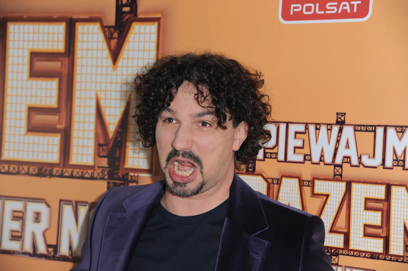 W marcu rusza druga edycja programu "Śpiewajmy razem. All Together Now". Show Polsatu opiera się na jednym prostym założeniu - zaśpiewać tak, by porwać do wspólnego śpiewania i zabawy jak największą liczbę jurorów. Im więcej jurorów wstanie ze swoich miejsc i zaśpiewa z uczestnikiem, tym wyższy będzie jego wynik. Program składał się z ośmiu odcinków. Dwójka wokalistów, która w każdym odcinku poderwie z krzeseł największą liczbę sędziów, przechodzi do finałowego odcinka, w którym zawalczą o nagrodę pieniężną w wysokości 100 tys. zł. Na ściance pojawili się niektórzy jurorzy drugiej edycji, w tym ci, którzy zadebiutują w tej roli. Nowym prowadzącym został Mariusz Kałamaga, który zastąpił Igora Kwiatkowskiego. Z kolei w roli kapitana jury pojawi się Beata Kozidrak, zastępując Ewę Farną.