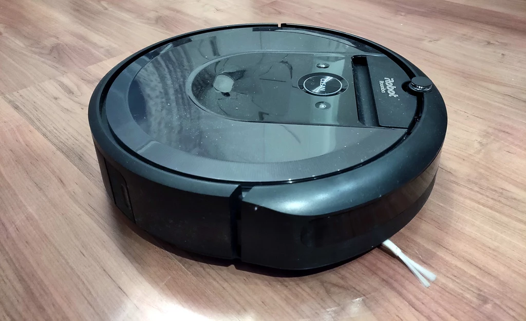 Niepozorny robot sprzątający Roomba fotografował swoich właścicieli w trakcie codziennych czynności.