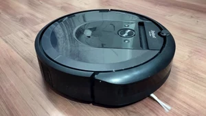 Niepozorny robot sprzątający Roomba fotografował swoich właścicieli w trakcie codziennych czynności.